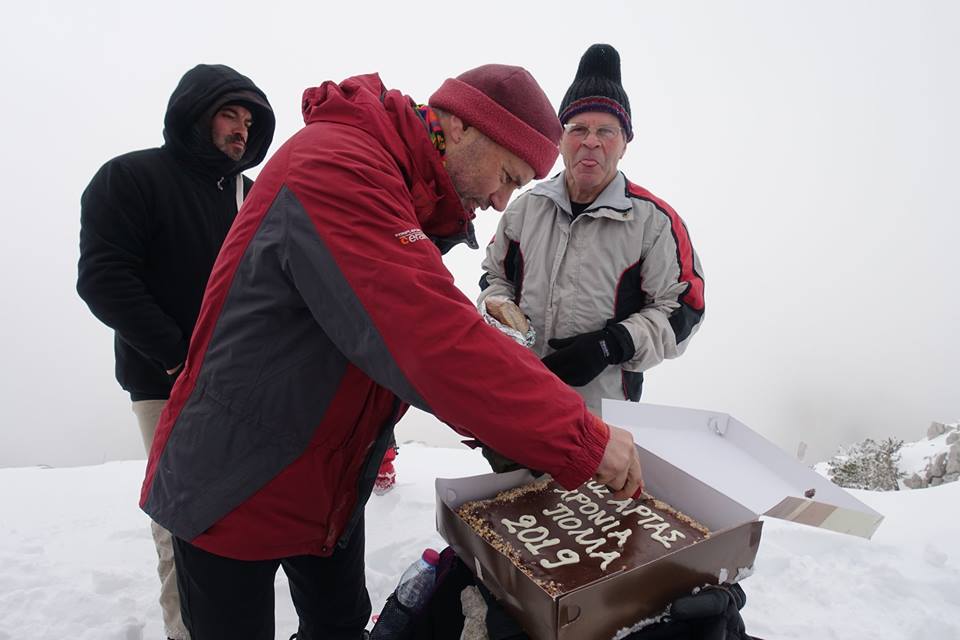 Κοπή πίτας Ορειβατικού Συλλόγου Άρτας στην κορυφή της Χελώνας